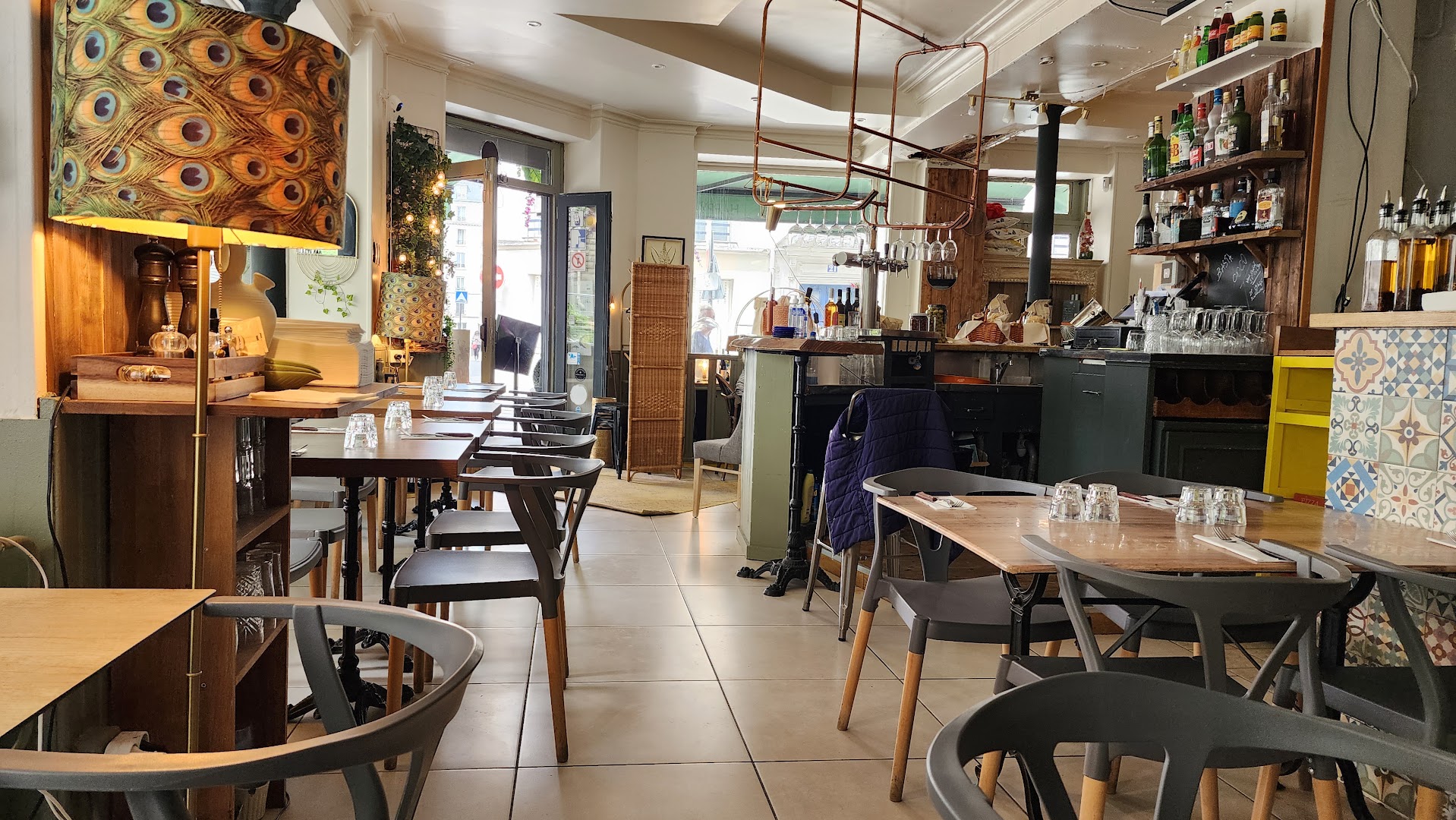 La salle colorée de Basta Cosi avec ses tables, son bar et ses luminaires