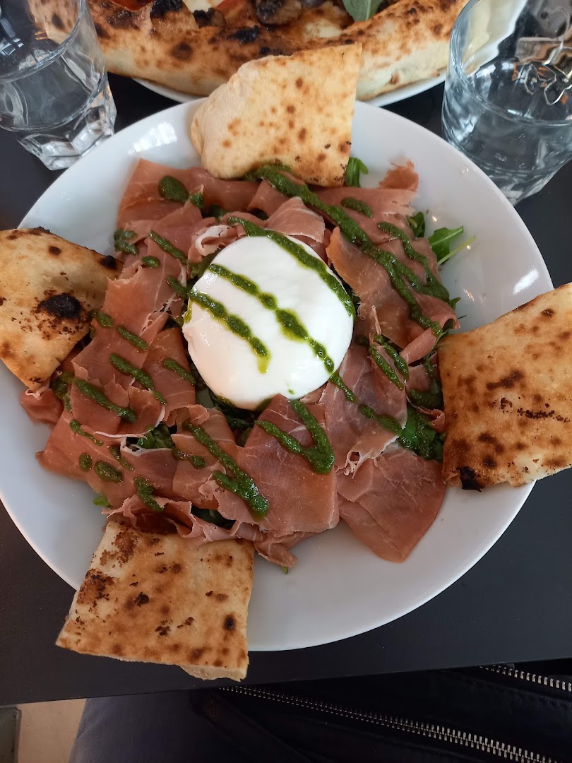 Une assiette de fromage frais, charcuterie et pain grillé
