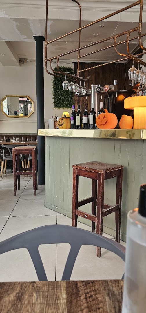 Le bar de Basta Cosi avec ses bouteilles et ses verres suspendus